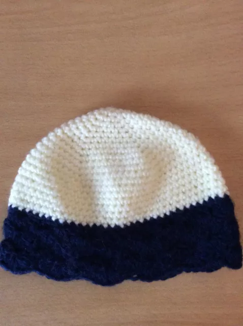 Handgehäkelte Babymütze. Handgefertigte Babymütze. Baby Beanie. cremefarben. blau,0-3 Monate.