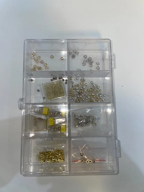 Plastikbox mit Schmuckzubehör aus unterschiedlichen Materialien(Gold, Silber)