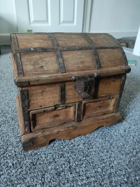 Baratijas antiguas de madera del tesoro pirata de madera maciza vintage