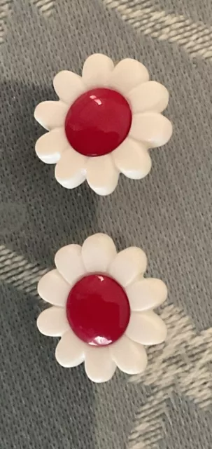 Novelty Plastic Buttons- White Flowers With Red Centre, Shanked 1.5 Cm Free P.p.