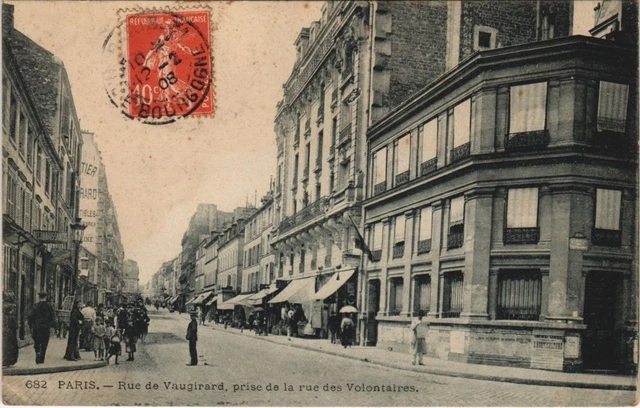 CPA PARIS 15e - Rue de Vaugirard, prise de la rue des Volontaires (156639)