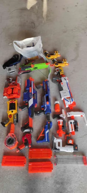 lot de pistolets (11) NERF et accessoires - occasion