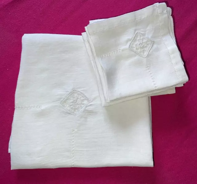 Ancien service à thé nappe + 12 serviettes en fil de coton brodé