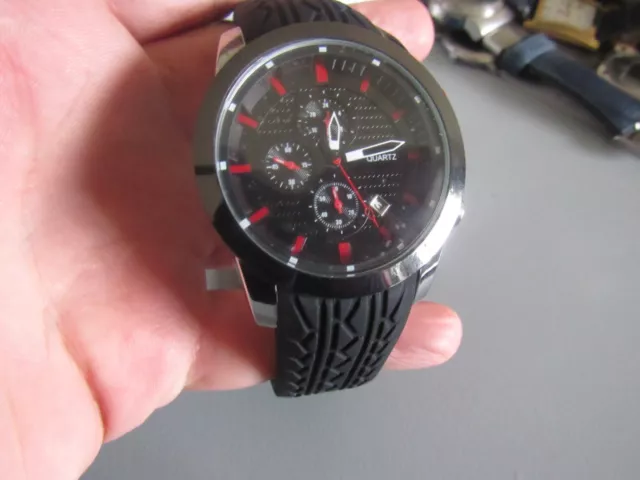 belle montre homme chrono auto plus  fonctionne très bien comme neuve