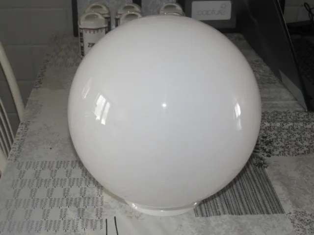 Gros globe en Opaline blanche 25cm de haut 24cm de diam.