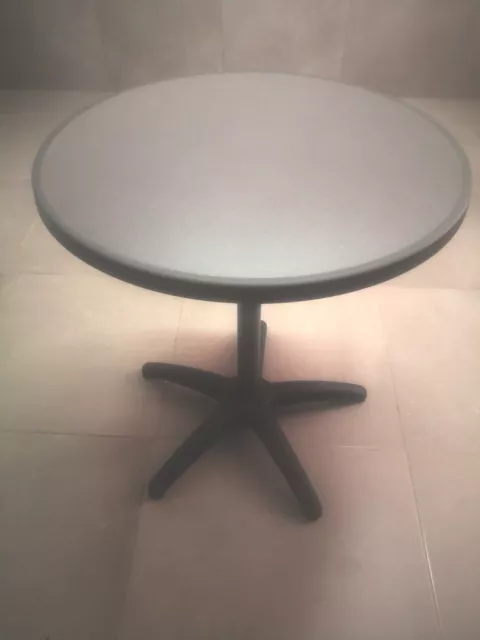 Round plastic coffee table/Mesa redonda plastico
