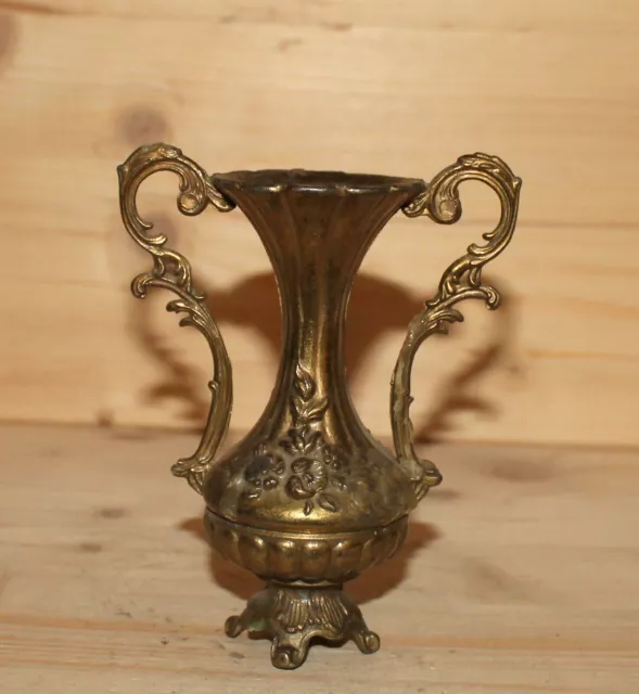 Vase en métal floral orné vintage fait à la main