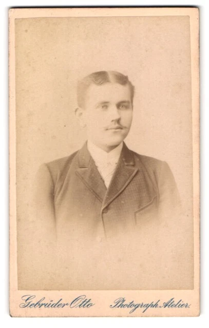 Fotografie Gebrüder Otto, Oranienburg, Metzentins Garten, Bursche mit Mittelsch