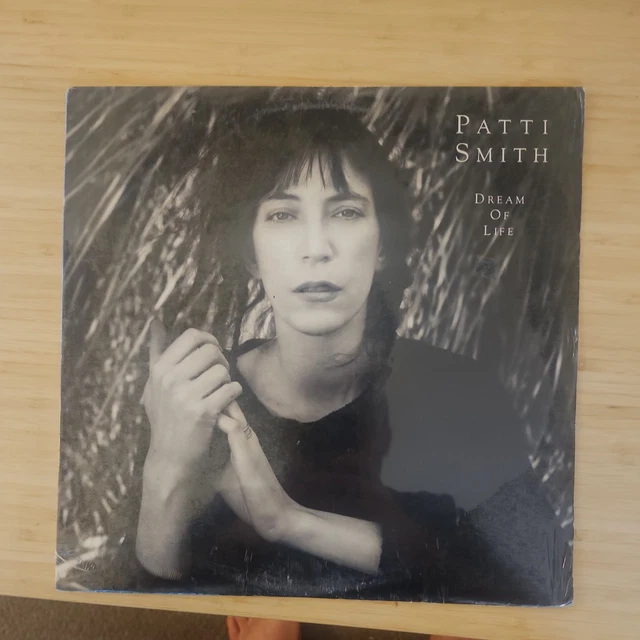 新品　Patti Smith「Dream of Life」コレクターズBOX Amazon.co.jp: Dream of Life: ミュージック