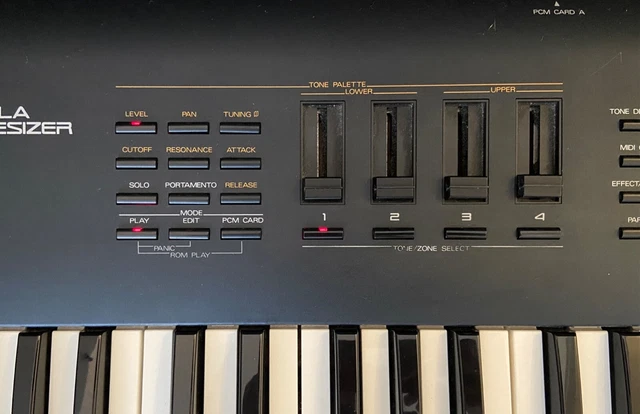 ROLAND D70 Synthétiseur, 76 Keys, vendu avec flight case, mode emploi original 3