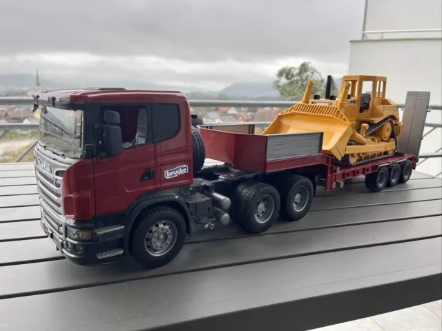 #FO44 Bruder 1:16 Scania R-Serie LKW mit Tieflader und Caterpillar Bulldozer