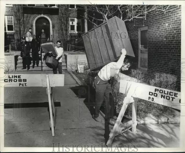 1971 Press Photo People Carry Items From St. George Gardens Apt. After Fire