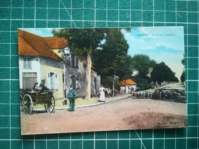 vc008 CPA circa 1915 WW1 Mailly Route de Châlons very lively