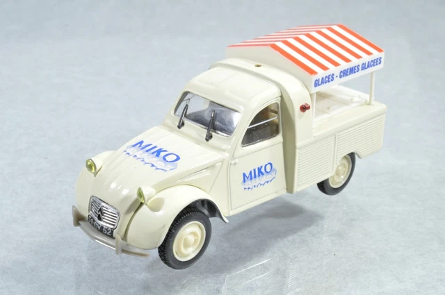 norev 1/43 plastique Peugeot 203