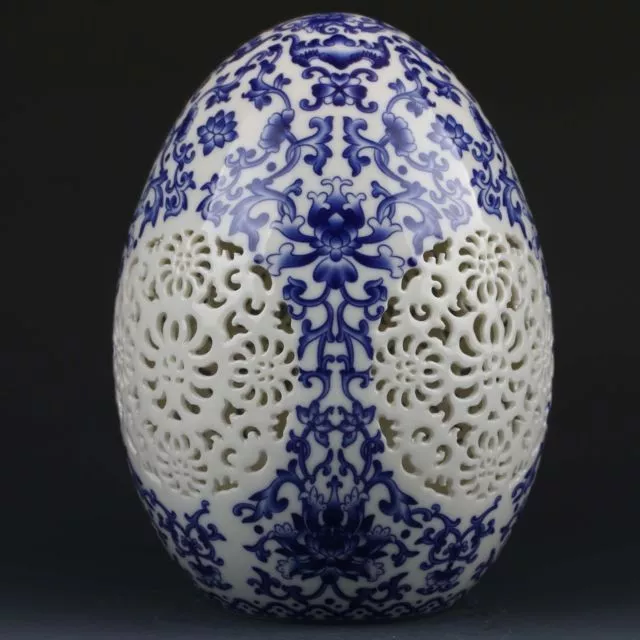 Chinese Blue & White Porcelain Hand-Painted Flower Spherical Hollow Carved Vase