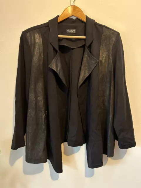 Schwarzer Blazer von Via Appia mit metallischen Details