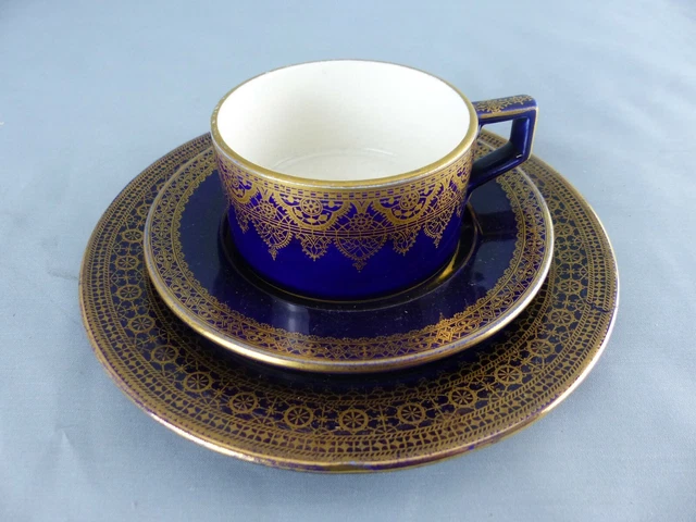 SARREGUEMINES trio tasse sous-tasse et assiette en bleu cobalt + dorures signé