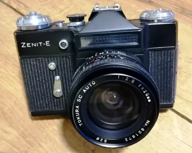 Appareil photo ancien réflex ZENIT E + G.A. TOKURA 1:2,8/28mm, EX-URSS 1967-82