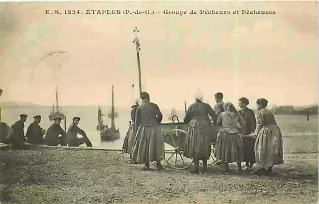 62 - Etaples - Groupe de Pecheurs et Pecheuses - Anim�e - Bateaux - CPA - Voir S