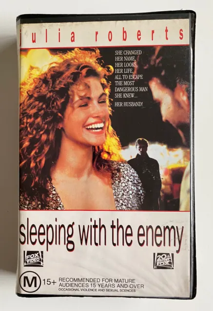 https://www.picclickimg.com/HNYAAOSwm1NfzSMN/Sleeping-With-The-Enemy-VHS-Fox-Video-Big.webp