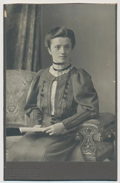 KAB Foto, Dresden, Portrait  junge Dame in feiner Mode (Y200)