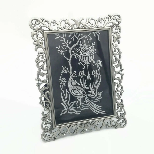 Marco con escena bordada pavo real flores tono plateado