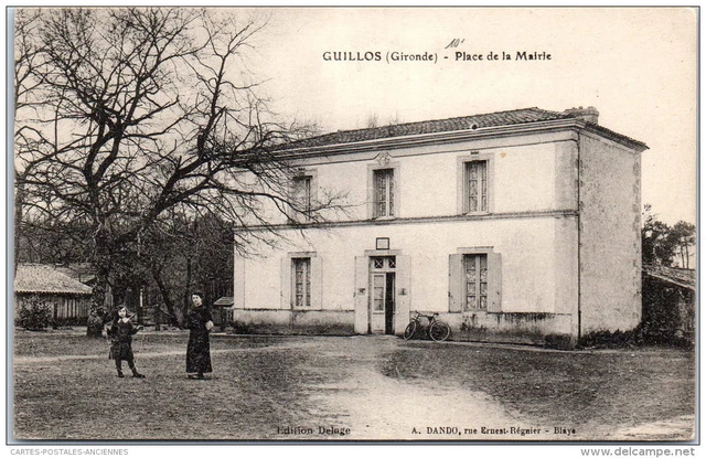33 GUILLOS - place de la mairie.