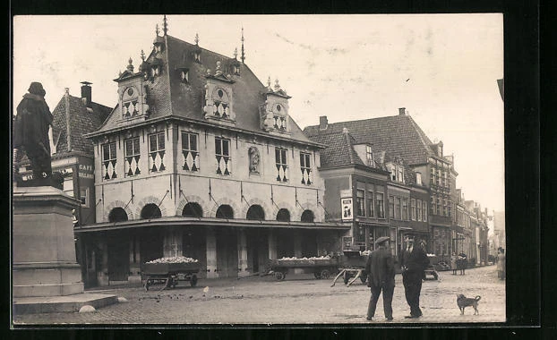 Foto-AK Hoorn, Straßenpartie mit Denkmal - bei Bartko-Reher
