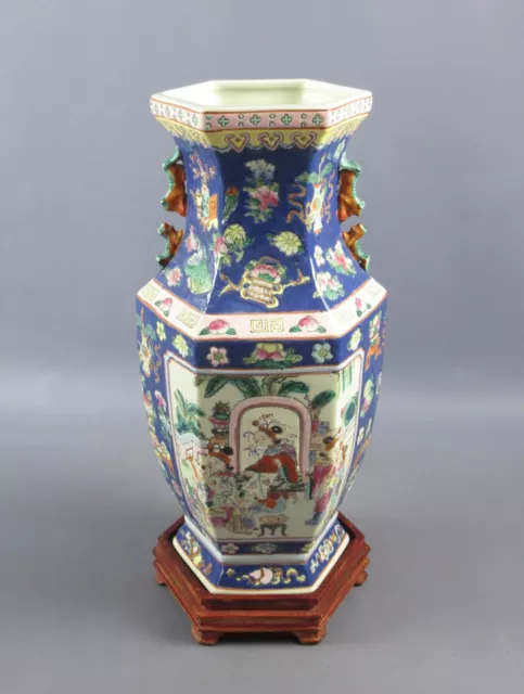 Vase Keramik Chinesisch Kunsthandwerk Malerei mit Gravur Basis Holz Vintage. Jh