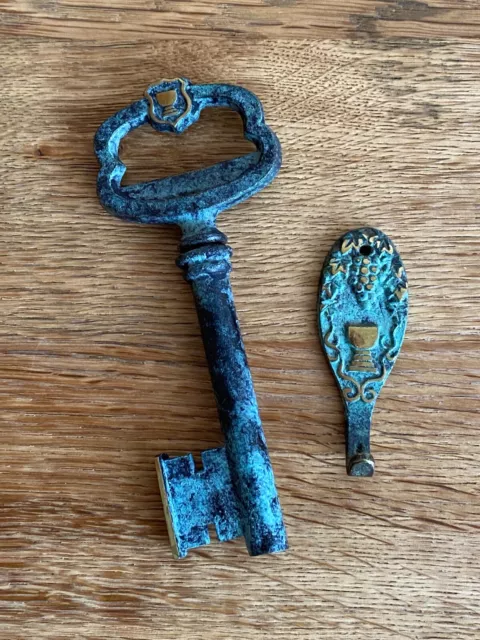 Antiker Korkenzieher und Flaschenöffner, Schlüsselform, Messing, mit Wandhalter