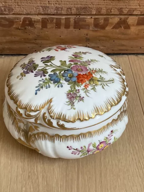 Très belle Bonbonnière en porcelaine décor de fleurs - Limoges ? v.1900