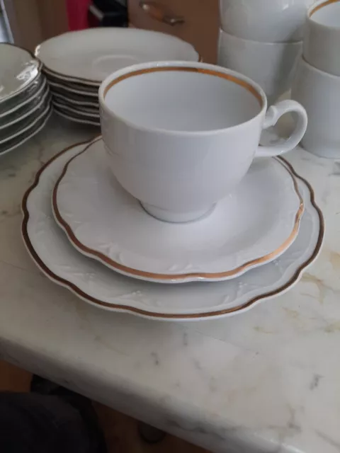 6x Kaffeegedecke KAHLA,weiß mit gewellten Goldrand in DDR GDR ,ohne Mängel