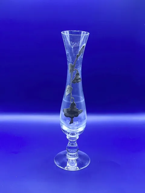 Beau vase soliflore  en verre avec décoration florale argentée. Vase sur pied