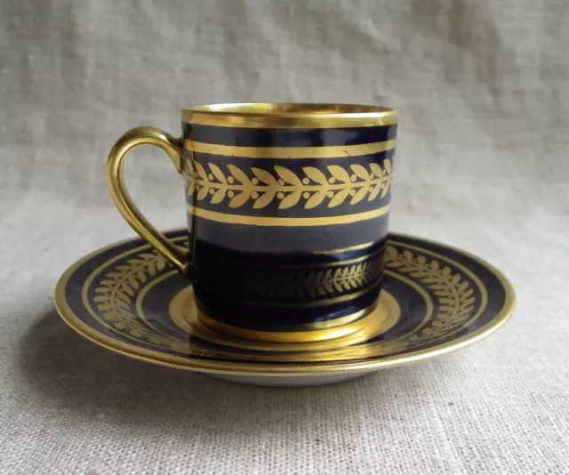 Tasse À Moka Et Soucoupe En Porcelaine De Limoges Bernardaud, Bleu De Four Et Or