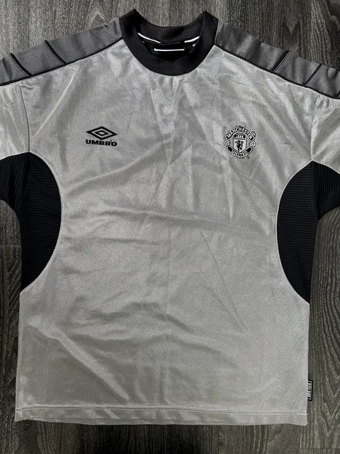 トップス Manchester United UMBRO SHARP KANYE WEST Fans react after seeing Kanye West wearing a Man United shirt