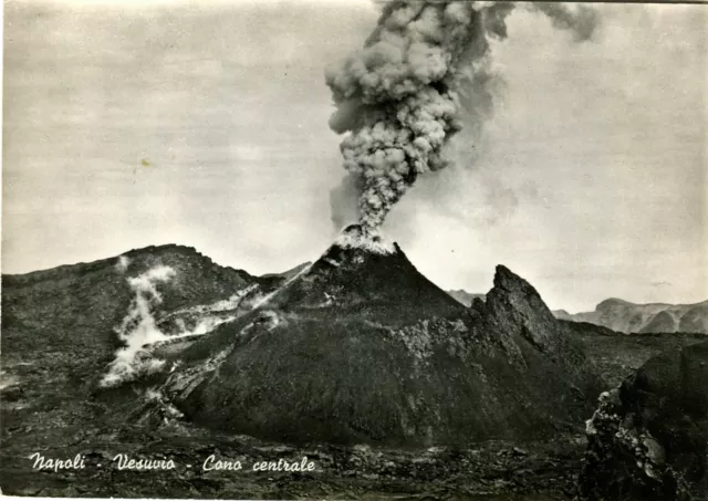 E22 / Italie Cpsm Napoli Vesuvio Cono Centrale / Naples Le Vesuve Neuve Le Cone