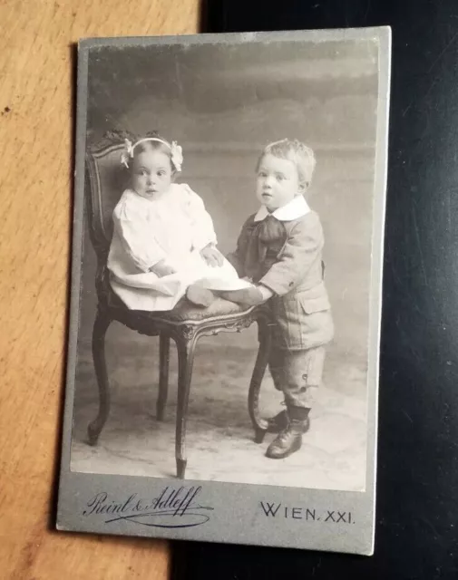 2 kleine Kinder - Mädchen auf Stuhl & Junge / CDV Reinl & Adleff Wien XXI