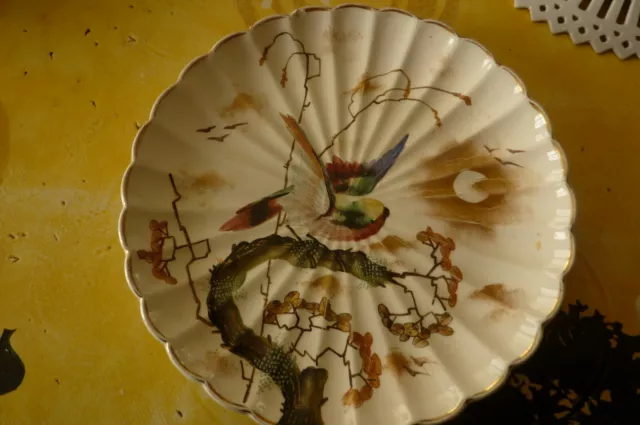 Superbe assiette ancienne décor Japonisant avec oiseau numérotée a identifier