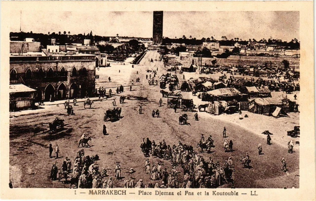 CPA AK MARRAKECH - Place Djemaa el Fna et la Koutoubia MAROC (796527)