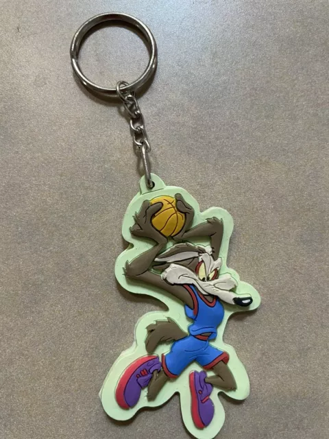 Wile E. Coyote Soft Keychain 1998 Warner Brothers Rubber Playing Basketball