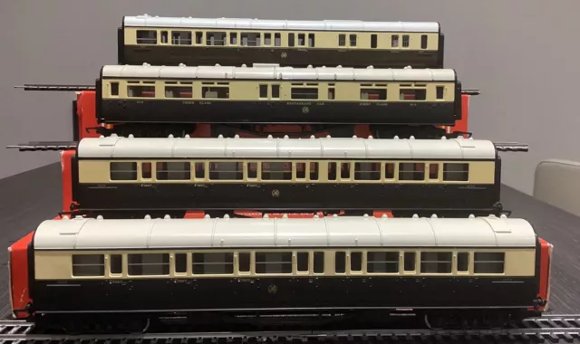 Rake of 4 Hornby GWR Cream and Brown Coaches in Good Condition