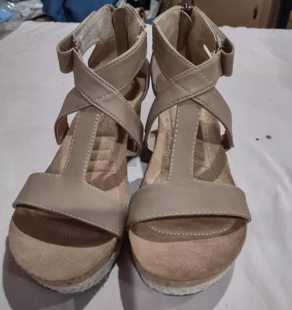 Adrienne Vittadini Thurston Wedge Sandal, Women's Size 6.5 M, Taupe MSRP $89