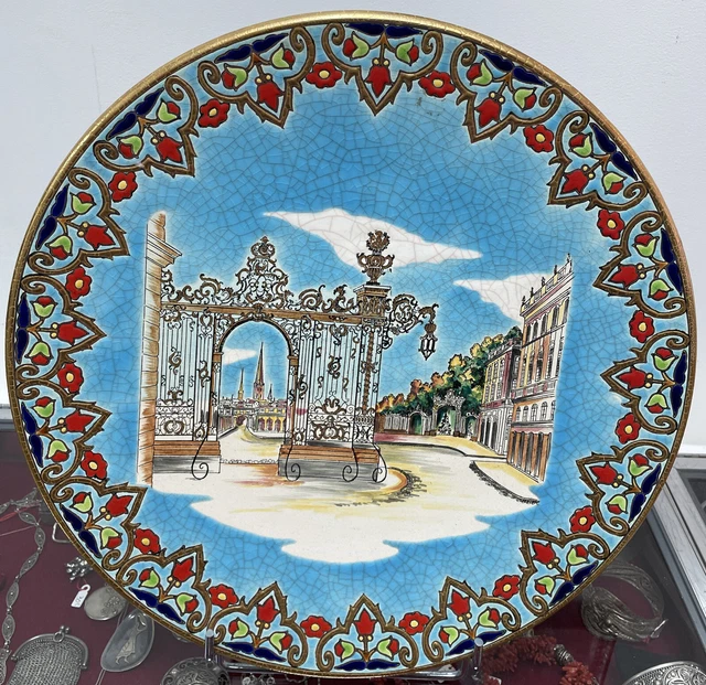 Grande assiette craquelée émaux de Longwy décor Nancy Numéro 1648 D. 37 cm