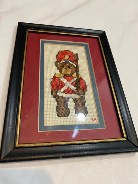 De colección 1986 Hecho a mano Lana Aguja Guarda de Londres Guarda Oso de Peluche Enmarcado 5,75""WX7,75""H