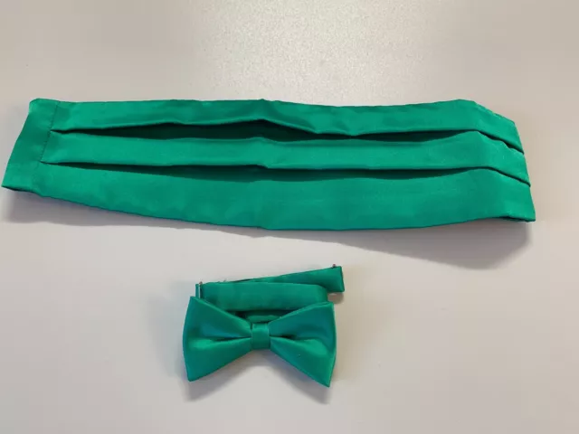 Cummerbund MENS Broad  PLEATED Sash  & Bow Tie Adjustable Green by Tie Rack