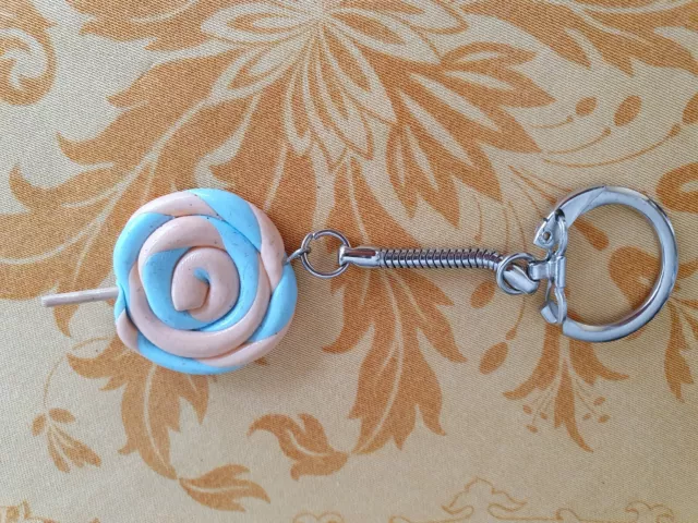 Porte clés en pâte fimo donut bleu pastel et vermicelles avec perles  nacrées -  France