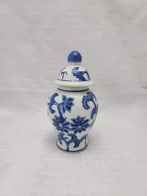 Vintage Chinese Porcelain Blue and White Ginger Jar floral Motif 6 in pet urn