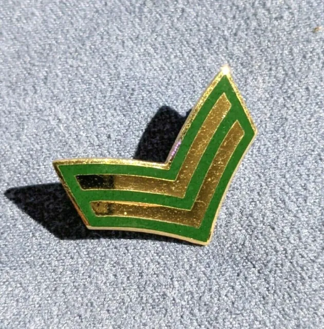 Vintage Lapel Pin (A18) 1988 Canadian Military Forces Chevron