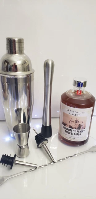 Ensemble cocktail, Shaker plus ustensiles et la bouteille le sirop des vialenc .