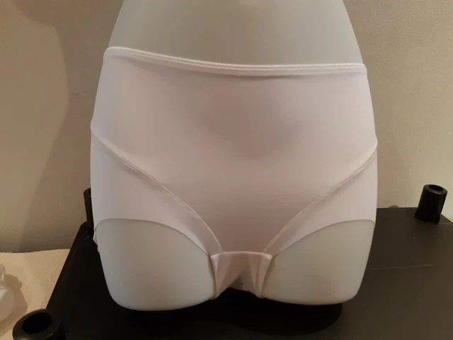 WHITE NO VPL Low Leg Light Control pants.》. Size 8. New £2.90